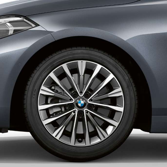 17" lakometalni kotači Multispoke 547. BMW serije 1 Model Luxury Line u Storm Bay metalik boji, bočni prikaz prednjeg kraja s 17" lakometalnim kotačima Multispoke 547.