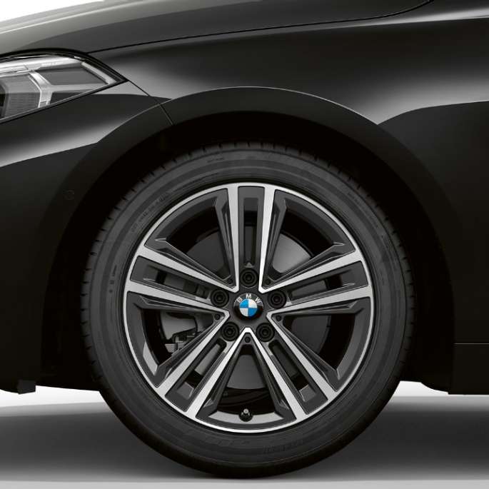 16" lakometalni kotači Star-spoke 517. BMW serije 1 Model Advantage u Black boji, bočni prikaz prednjeg kraja sa 16" lakometalnim kotačima Star-spoke 517.