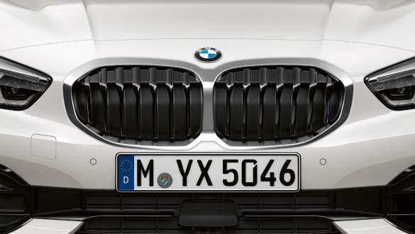 Dvostruka rešetka maske BMW-a serije 1. Dvostruka rešetka maske BMW-a serije 1 Model Sport Line u Mineral White metalik boji.
