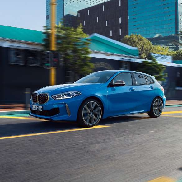 BMW serije 1, tročetvrtinski bočni prikaz. BMW serije 1 u Misano Blue metalik boji, tročetvrtinski prikaz prednjeg kraja prilikom vožnje.