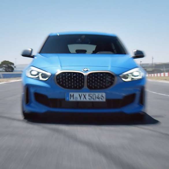 Snimka BMW-a serije 1 prilikom vožnje. Snimka BMW-a serije 1 u scenama dinamične vožnje.