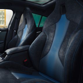 M Sport sjedala. Ergonomski oblikovana M Sport sjedala u BMW-u serije 1 s kontrastnim prošivima i integriranim naslonom za glavu.