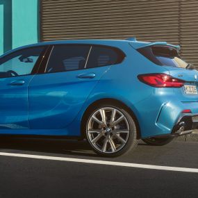 Hofmeisterov pregib BMW-a serije 1. Bočni prikaz stražnjeg kraja BMW-a serije 1 s prepoznatljivo oblikovanim Hofmeisterovim pregibom.