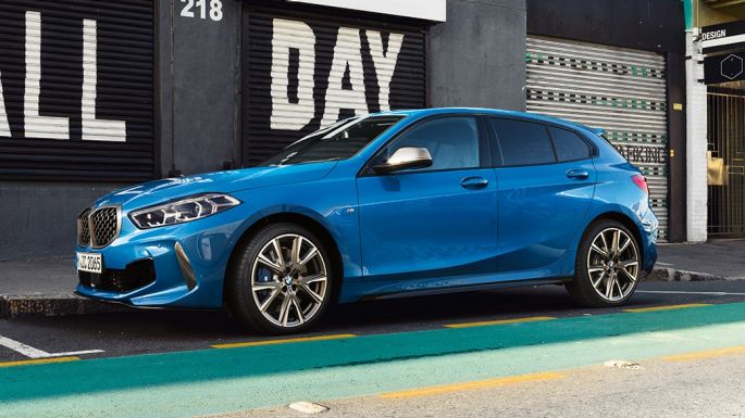 Parkiranje BMW-a serije 1. BMW serije 1 u Misano Blue metalik boji, bočni prikaz na parkiralištu.