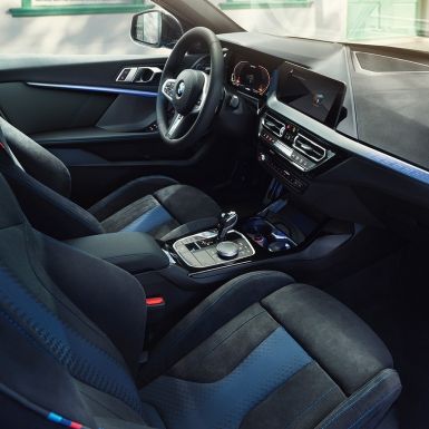 Sportska unutrašnjost BMW-a serije 1. BMW serije 1 kokpit s M Sport sjedalima, M kožnim upravljačem i osvjetljenim ukrasnim letvicama.