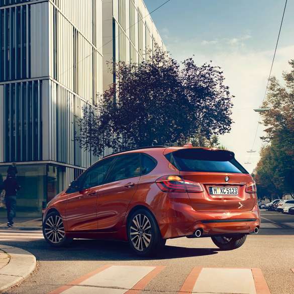 Vozna dinamika BMW-a serije 2 Active Tourer Tročetvrtinski prikaz stražnjeg kraja BMW-a serije 2 Active Tourer 220i 2018 F45 Sunset Orange metalik boje