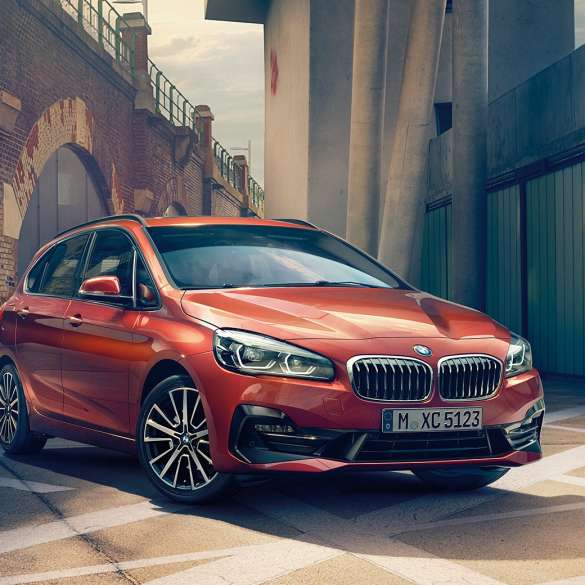 Vanjština BMW-a serije 2 Active Tourer Tročetvrtinski prikaz prednjeg kraja BMW-a serije 2 Active Tourer F45 Facelift 2018 Sunset Orange metalik boje parkiranog u uličici