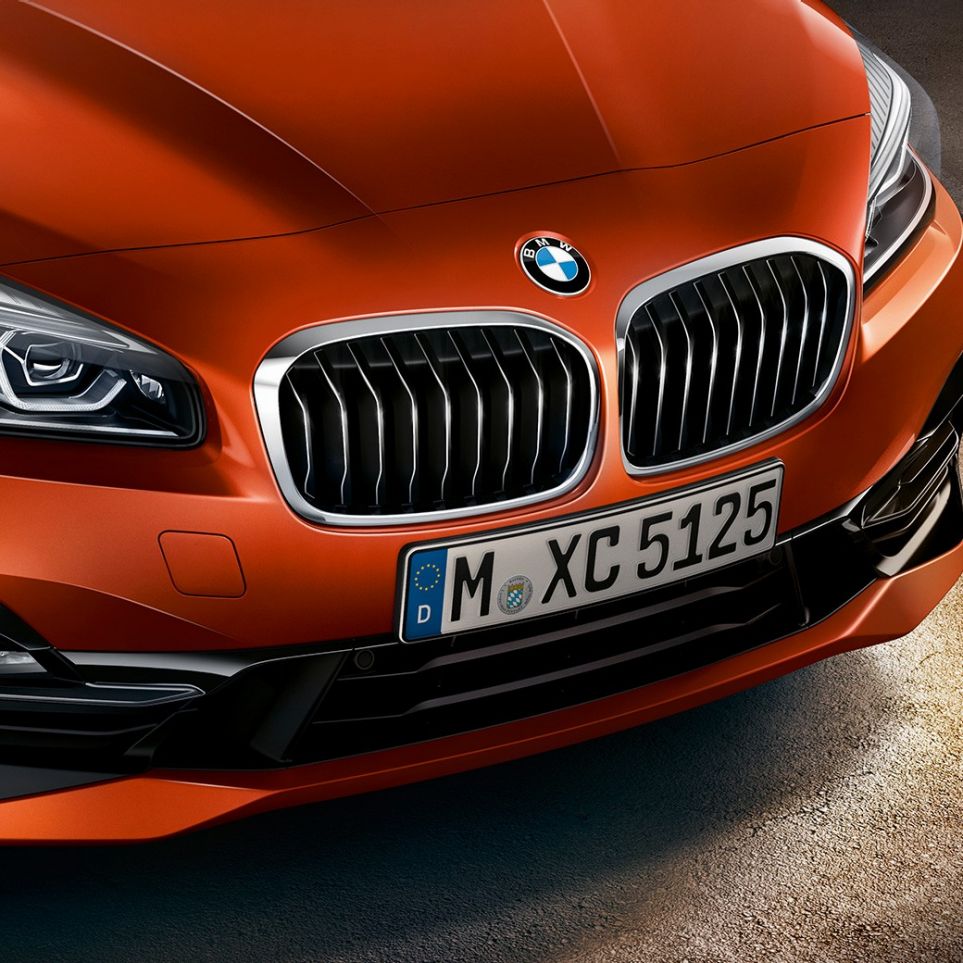 Double kidney grille BMW 2 Series Active Tourer Double kidney grille BMW 2 Series Active Tourer F45 Facelift 2018 Sunset Orange metallic close-up front