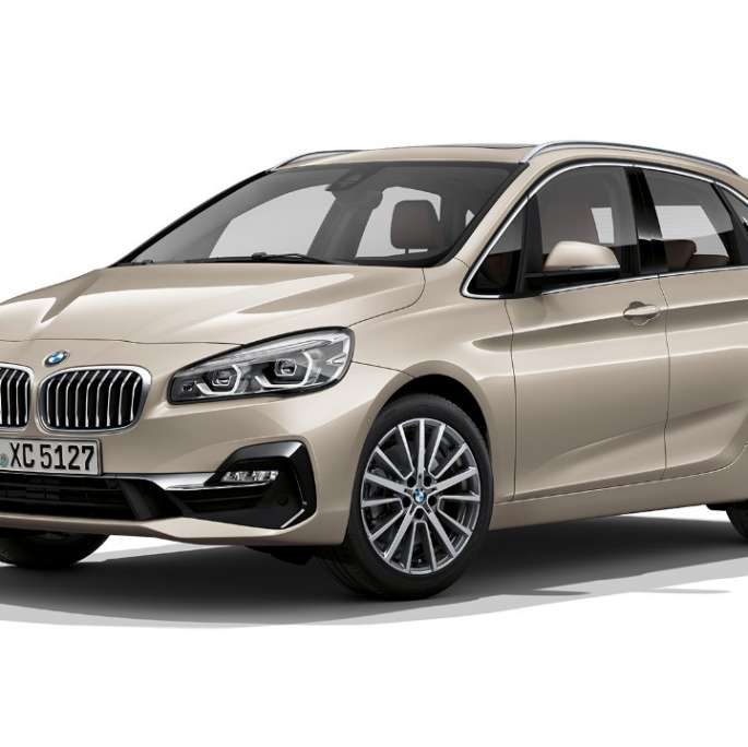 Tročetvrtinski prikaz prednjeg kraja BMW-a serije 2 Active Tourer Model Luxury Line Tročetvrtinski prikaz prednjeg kraja BMW-a serije 2 Active Tourer Model Luxury Line 225i xDrive F45 2018 Jucaro Beige metalik boje