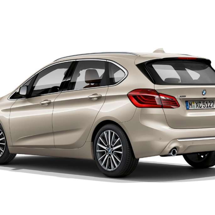 Tročetvrtinski prikaz stražnjeg kraja BMW-a serije 2 Active Tourer Model Luxury Line Tročetvrtinski prikaz stražnjeg kraja BMW-a serije 2 Active Tourer Model Luxury Line 225i xDrive F45 2018 Jucaro Beige metalik boje