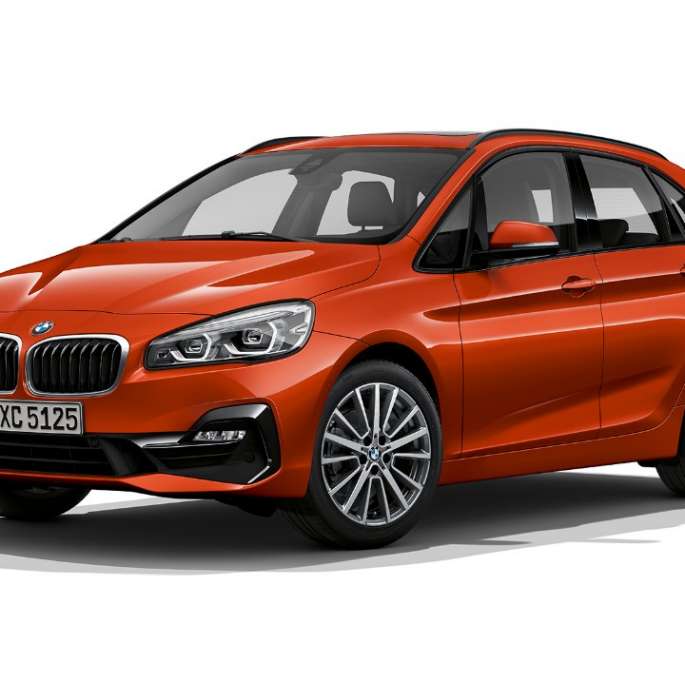 Tročetvrtinski prikaz prednjeg kraja BMW-a serije 2 Active Tourer Model Sport Line Tročetvrtinski prikaz prednjeg kraja BMW-a serije 2 Active Tourer Model Sport Line 220i F45 2018 Sunset Orange metalik boje