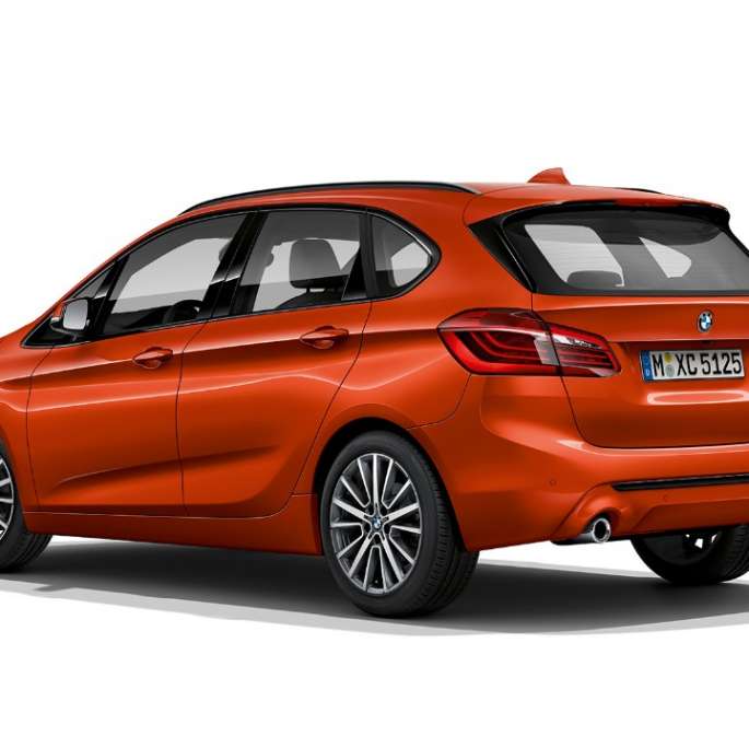 Tročetvrtinski prikaz stražnjeg kraja BMW-a serije 2 Active Tourer Model Sport Line Tročetvrtinski prikaz stražnjeg kraja BMW-a serije 2 Active Tourer Model Sport Line 220i F45 2018 Sunset Orange metalik boje