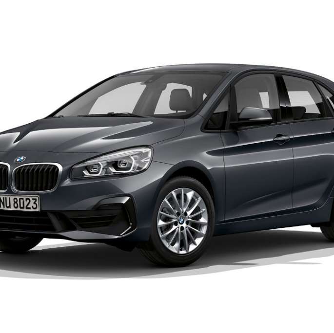 Tročetvrtinski prikaz prednjeg kraja BMW-a serije 2 Active Tourer Model Advantage Tročetvrtinski prikaz prednjeg kraja BMW-a serije 2 Active Tourer F45 2018 218i Model Advantage Mineral Grey metalik boje