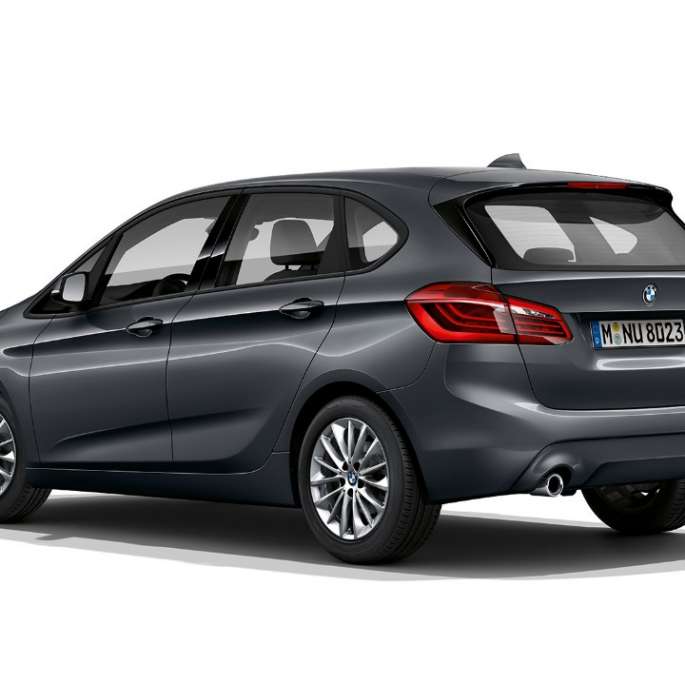 Tročetvrtinski prikaz stražnjeg kraja BMW-a serije 2 Active Tourer Model Advantage Tročetvrtinski prikaz stražnjeg kraja BMW-a serije 2 Active Tourer 218i F45 2018 Mineral Grey metalik boje