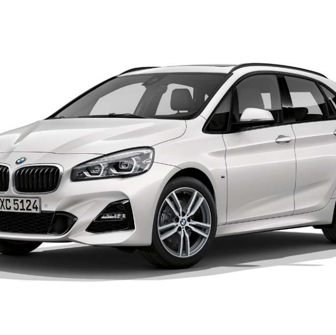 BMW serije 2 Active Tourer Model M Sport Tročetvrtinski prikaz prednjeg kraja BMW-a serije 2 Active Tourer 220d xDrive Model M Sport F45 2018 Mineral White metalik boje