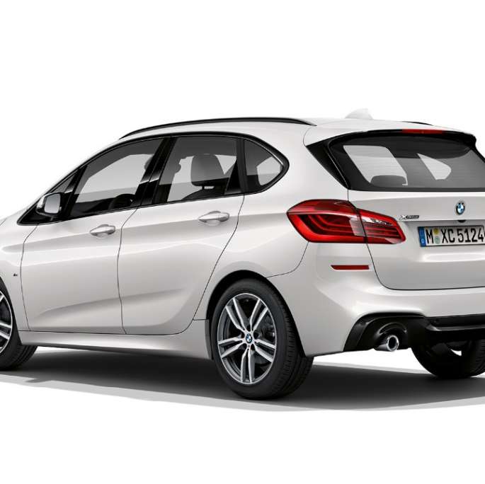 Tročetvrtinski prikaz stražnjeg kraja BMW-a serije 2 Active Tourer Model M Sport Tročetvrtinski prikaz stražnjeg kraja BMW-a serije 2 Active Tourer 220d xDrive Model M Sport F45 2018 Mineral White metalik boje