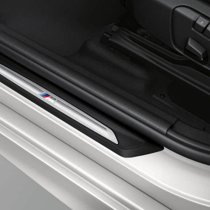 Gazišta pragova vrata BMW-a serije 2 Active Tourer Model M Sport Vanjština s gazištima pragova vrata BMW-a serije 2 Active Tourer 220d xDrive Model M Sport F45 2018 Mineral White metalik boje