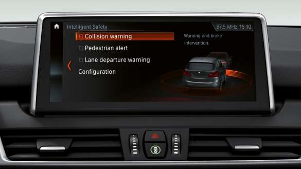Opcija Driving Assistant Plus BMW-a serije 2 Active Tourer Unutrašnjost s opcijom Driving Assistant Plus na kontrolnom zaslonu BMW-a serije 2 Active Tourer F45 2018