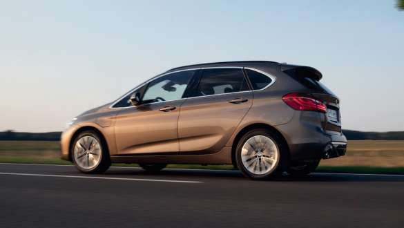 Tročetvrtinski bočni prikaz plug-in hibrida BMW-a 225xe Active Tourer u vožnji Tročetvrtinski bočni prikaz plug-in hibrida BMW-a 225xe Active Tourer u vožnji ulicom
