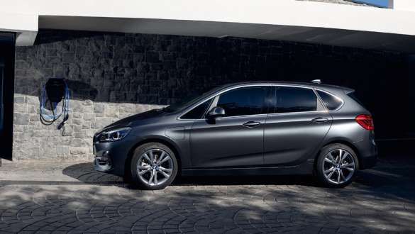 Bočni prikaz plug-in hibrida BMW-a 225xe Active Tourer Tročetvrtinski bočni prikaz plug-in hibrida BMW-a 225xe Active Tourer ispred zgrade