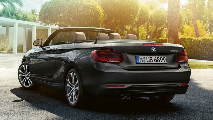 BMW serije 2 Cabrio, tročetvrtinski prikaz sa stražnje strane BMW serije 2 Cabrio, tročetvrtinski prikaz sa stražnje strane