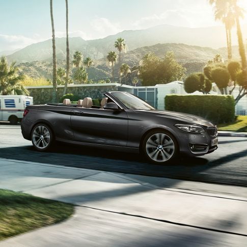 BMW serije 2 Cabrio, prikaz s bočne strane prilikom vožnje BMW serije 2 Cabrio, prikaz s bočne strane prilikom vožnje