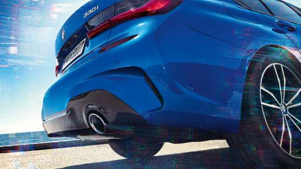 BMW serije 3 Limuzina, M Sport diferencijal. Bočni pogled stražnjeg kraja BMW-a serije 3 Limuzina odozdo.