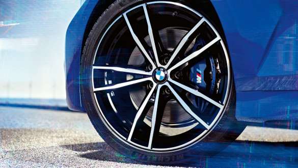 BMW serije 3 Limuzina, M Sport kočnica. Detaljan pogled kotača BMW-a serije 3 Limuzina s M Sport kočnicom.