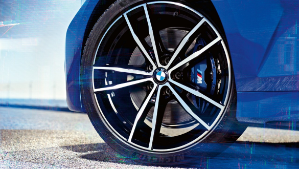 BMW serije 3 Limuzina, M Sport kočnica. Detaljan pogled kotača BMW-a serije 3 Limuzina s M Sport kočnicom.