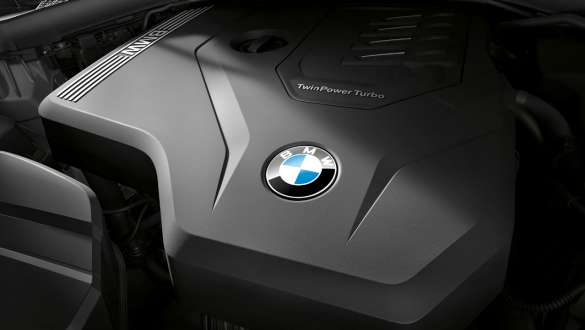 BMW serije 3 Limuzina, BMW TwinPower Turbo četverocilindarski benzinski motor. Detaljan prikaz BMW TwinPower Turbo četverocilindarskog benzinskog motora u BMW-u serije 3 Limuzina.