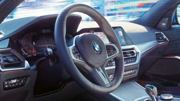 BMW serije 3 Limuzina, promjenjivo sportsko upravljanje. Detaljni bočni pogled na kokpit BMW-a serije 3 Limuzina s naglaskom na upravljač s promjenjivim sportskim upravljanjem.