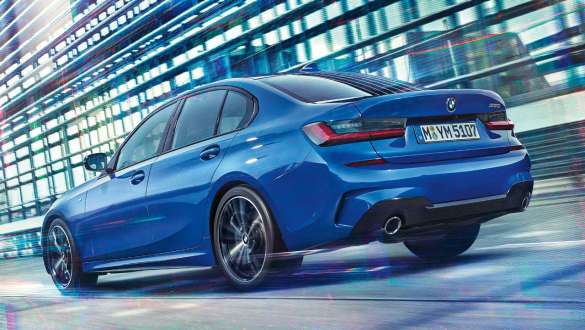 BMW serije 3 Limuzina, prilagodljivi M ovjes. Tročetvrtinski stražnji prikaz BMW-a serije 3 Limuzina s prilagodljivim M ovjesom.