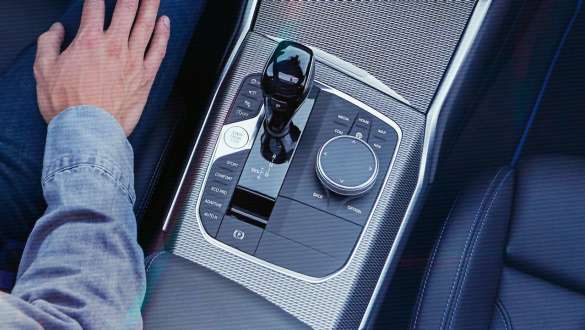 BMW serije 3 Limuzina, Steptronic Sport prijenos. Detaljan prikaz središnje konzole BMW-a serije 3 Limuzina s ručicom mjenjača i Steptronic Sport prijenosom.