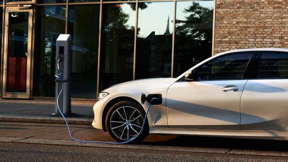 Bočni prikaz plug-in hibrida BMW-a serije 3 Limuzina 2021 G20 Bočni prikaz plug-in hibrida BMW-a serije 3 Limuzina 2021 G20 na napajanju na stanici