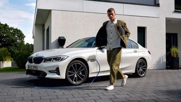 Tročetvrtinski prikaz prednjeg kraja plug-in hibrida BMW-a serije 3 Limuzina 2021 G20 na napajanju Tročetvrtinski prikaz prednjeg kraja plug-in hibrida BMW-a serije 3 Limuzina 2021 G20 na napajanju s modelom