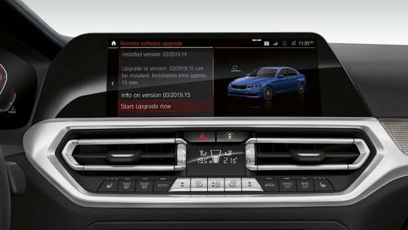 BMW serije 3 limuzina, Remote Software Upgrade. Detaljan prednji prikaz zaslona kokpita BMW-a serije 3 limuzina s opcijom Remote Software Upgrade.