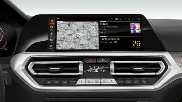 BMW serije 3 limuzina, BMW Operating System 7.0. Detaljan prednji prikaz zaslona kokpita BMW-a serije 3 limuzina s opcijom BMW Operating System 7.0.