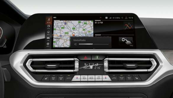 BMW serije 3 limuzina, BMW Gesture Control. Detaljan prednji prikaz zaslona kokpita BMW-a serije 3 limuzina s BMW opcijom kontrola gestama.