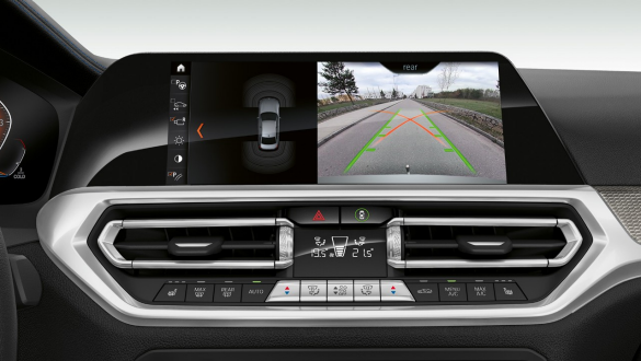 BMW serije 3 Limuzina, Parking Assistant Plus. Prednji detaljan prikaz zaslona kokpita BMW-a serije 3 Limuzina s opcijom Parking Assistant Plus.