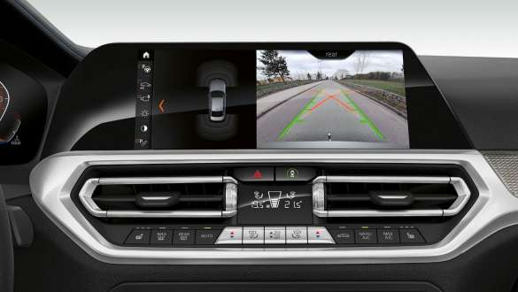 BMW serije 3 Limuzina, Parking Assistant Plus. Detaljan prednji prikaz zaslona kokpita BMW-a serije 3 limuzina s opcijom Parking Assistant Plus.