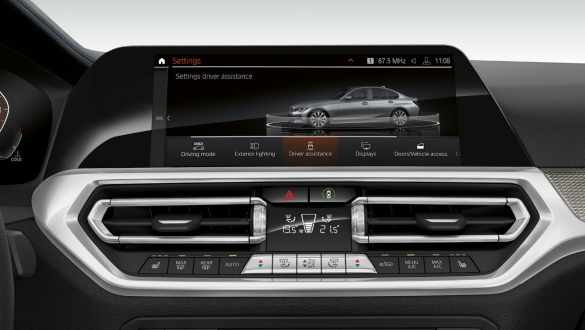 BMW serije 3 Limuzina, Driving Assistant Professional. Prednji detaljan prikaz zaslona kokpita BMW-a serije 3 Limuzina s opcijom Driving Assistant Professional.