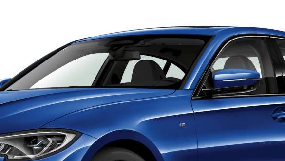BMW serije 3 Limuzina, BMW zvučno izolirano staklo Tročetvrtinski bočni prikaz BMW-a serije 3 Limuzina s fokusom na prednji kraj i bočne prozore vozača sa zvčno izoliranim staklom.