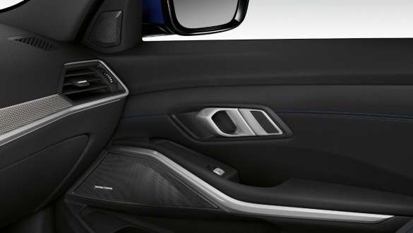 BMW serije 3 Limuzina, Harman Kardon surround sustav ozvučenja. Detaljan prikaz unutrašnjosti putničkih vrata osvijetljen ugrađenim zvučnikom Harman Kardon surround sustava ozvučenja.