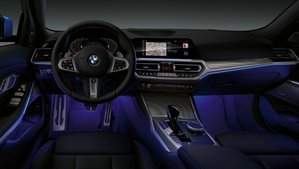 BMW serije 3 Limuzina, Ambijentalno osvjetljenje Prednji pogled na kokpit vozača BMW-a serije 3 Limuzina s Ambijentalnim svijetloplavim osvijetljenjem prostora za noge.