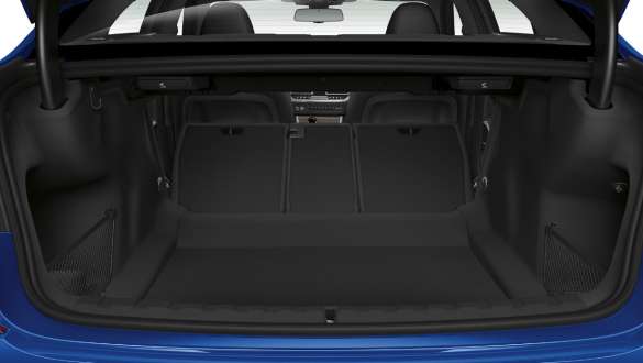 BMW serije 3 Limuzina, sustav utovara. Detaljan prikaz otvorenog prtljažnika s napola spuštenim stražnjim sjedalima.