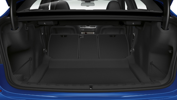 BMW serije 3 Limuzina, sustav utovara. Detaljan prikaz otvorenog prtljažnika s napola spuštenim stražnjim sjedalima.