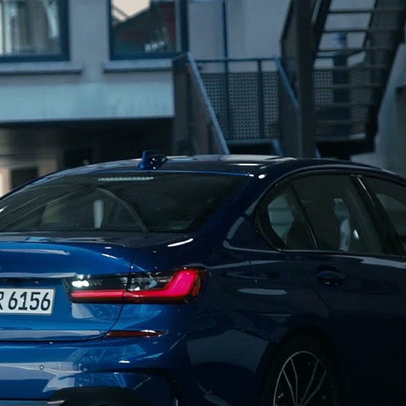 BMW serije 3 Limuzina, Reversing Assistant. Detaljan prikaz zaslona kokpita BMW-a serije 3 Limuzina s opcijom Reversing Assistan.