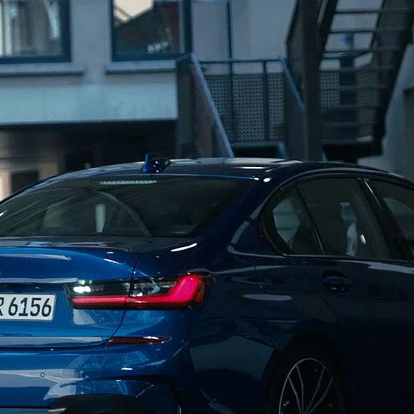 BMW serije 3 limuzina, Reversing Assistant. Detaljan prikaz zaslona kokpita BMW-a serije 3 Limuzina s opcijom Reversing Assistan.