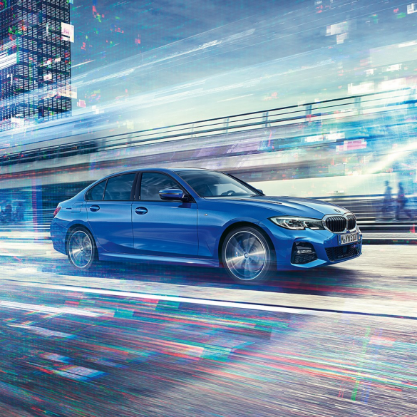 BMW serije 3 Limuzina, prikaz sa strane vozača. Prikaz BMW-a serije 3 Limuzina tijekom vožnje s bočne strane tokom dana u urbanoj sredini.