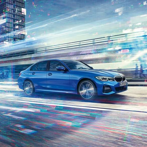 BMW serije 3 Limuzina, prikaz sa strane vozača. Prikaz BMW-a serije 3 Limuzina tijekom vožnje s bočne strane tokom dana u urbanoj sredini.